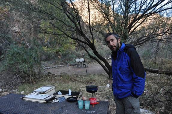 Esquentando água para o chá, no acampamento no fundo do Grand Canyon, no Arizona, nos Estados Unidos